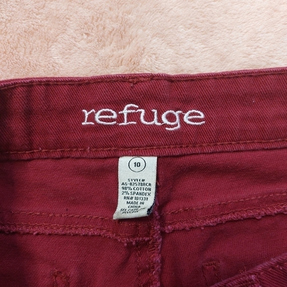 REFUGE WOMEN'S MAROON DISTRESSED JEAN SHORTS SIZE 10. - Picture 4 of 8